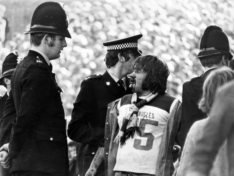Angielski kibic zatrzymany przez policję (1977 r.)
