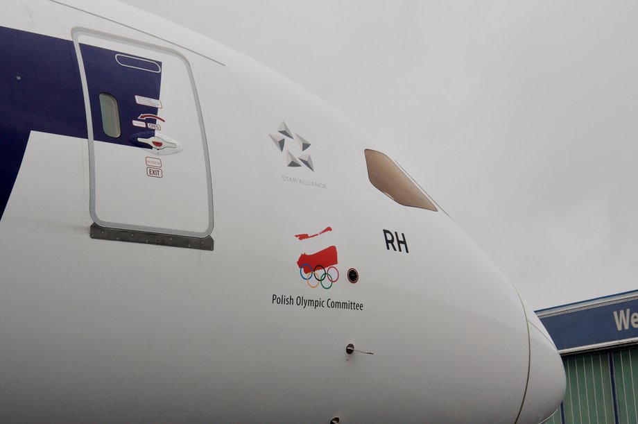 Boeing 787-8 Dreamliner o rejestracji SP-LRH ma na kadłubie olimpijskie akcenty