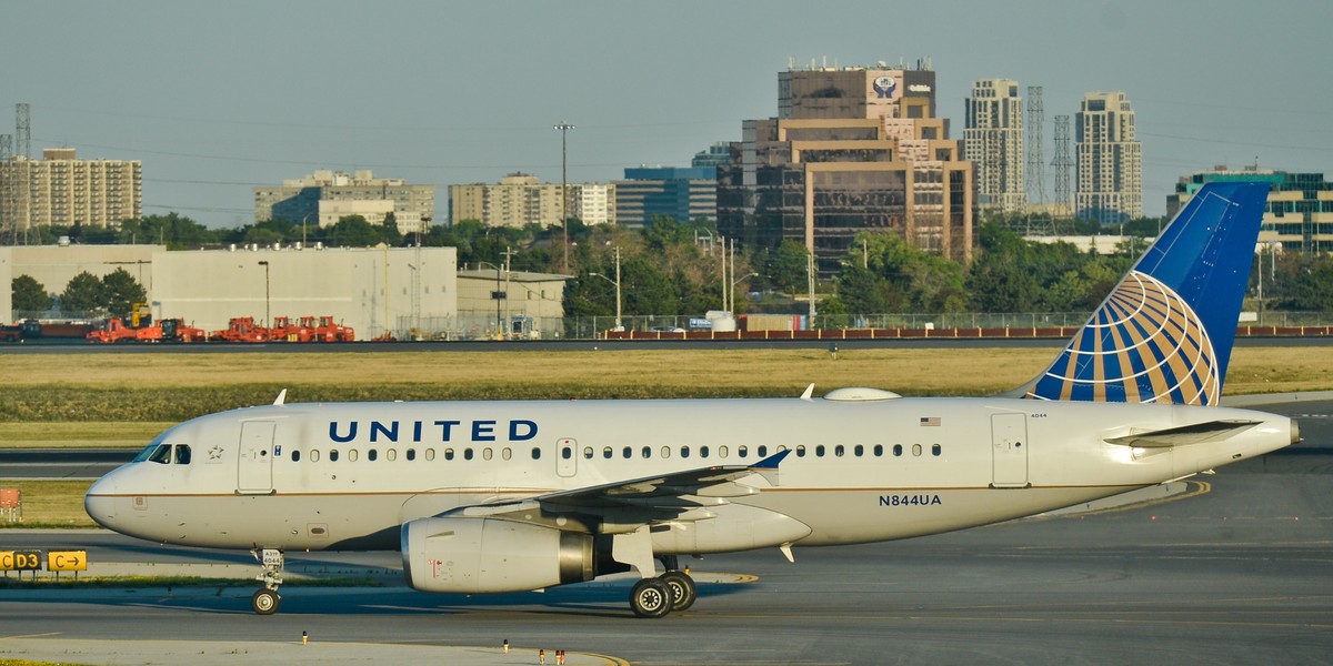 United Airlines proszą pracowników, by nie przyklejali pasażerów taśmą