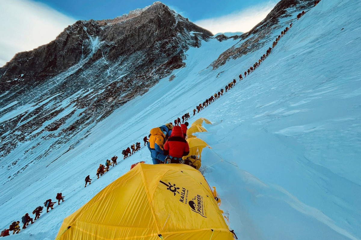 Setki wspinaczy zaskoczonych w drodze na Everest. W tym roku ryzyko jest większe