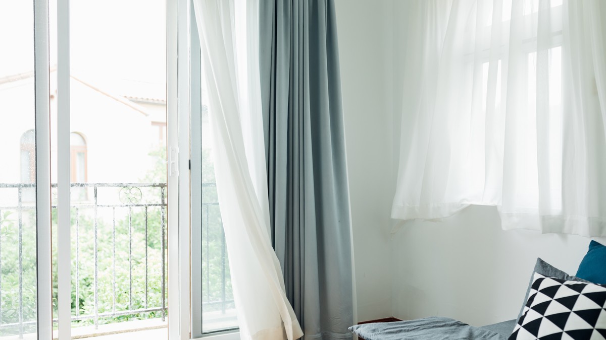 Zaboravite na klasične zavese, trend u uređenju doma u 2026. i najjeftiniji stan pretvara u dragulj