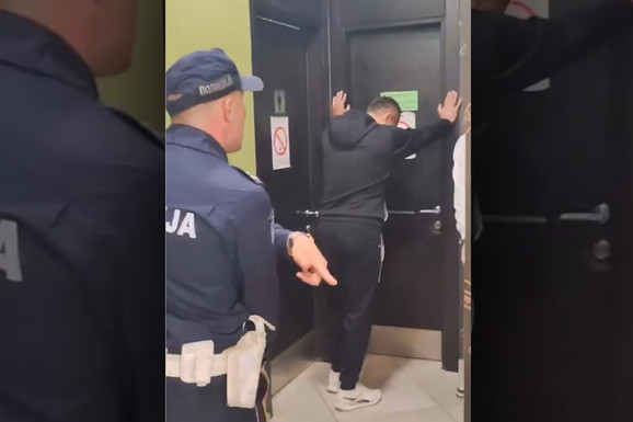 OBRAČUN U VRANJU Braća ušla u taksi očevog kolege, pa nastao haos: Vozač izvadio šrafciger iz kasete kola, reagovala i policija (VIDEO)