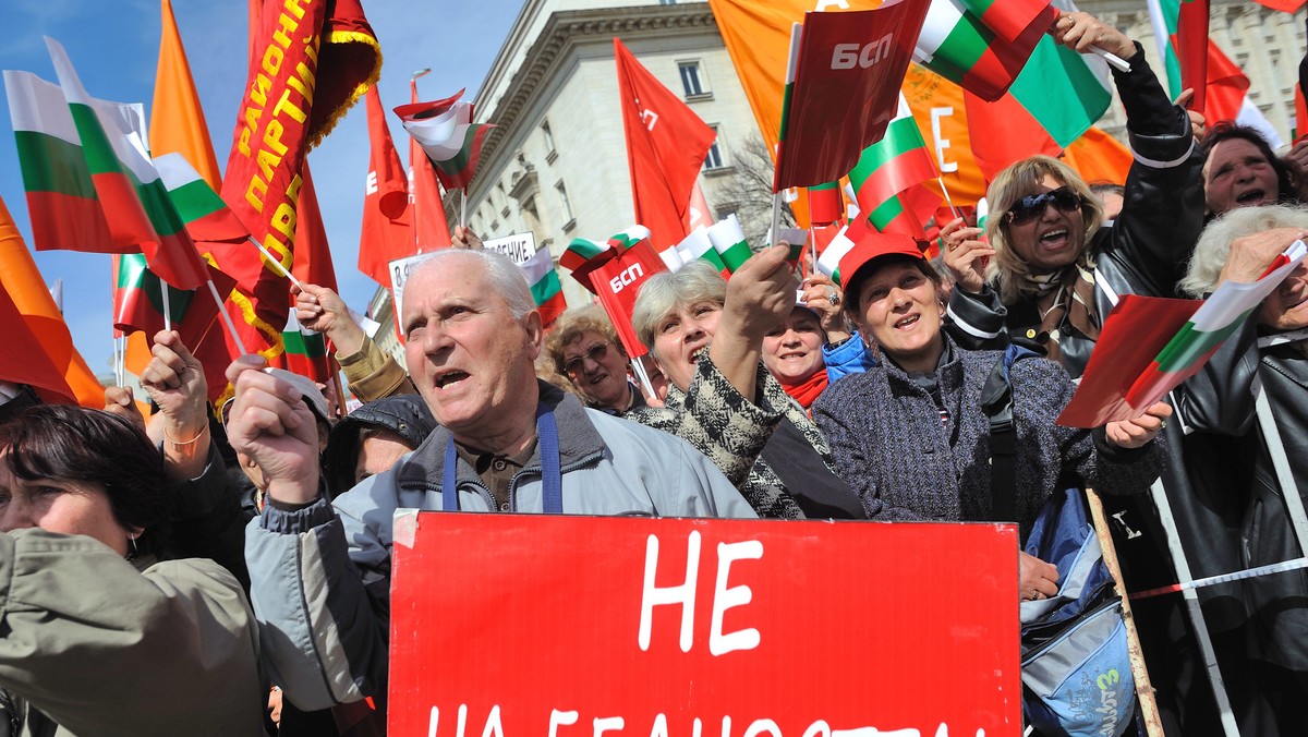 Kilkanaście tysięcy zwolenników opozycyjnej lewicy zebrało się w sobotę na wiecu protestacyjnym w centrum Sofii pod hasłem "Czerwona kartka dla rządzących".