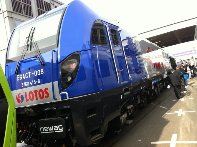 Sześcioosiowy smok do obsługi największych dla pociągów towarowych (do 4,5 tys. ton). To pierwsza elektryczna lokomotywa polskiej produkcji od 1990 r. Właściciel giełdowego Newagu Zbigniew Jakubas twierdzi, że Dragon jest bardzo dobrze postrzegany przez klientów. Na razie producent sprzedał 10 sztuk dla dwóch przewoźników: Lotos Kolej i STK.