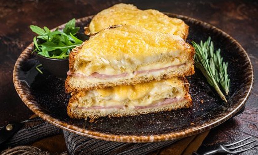 Croque monsieur — zapiekana kanapka z serem i szynką