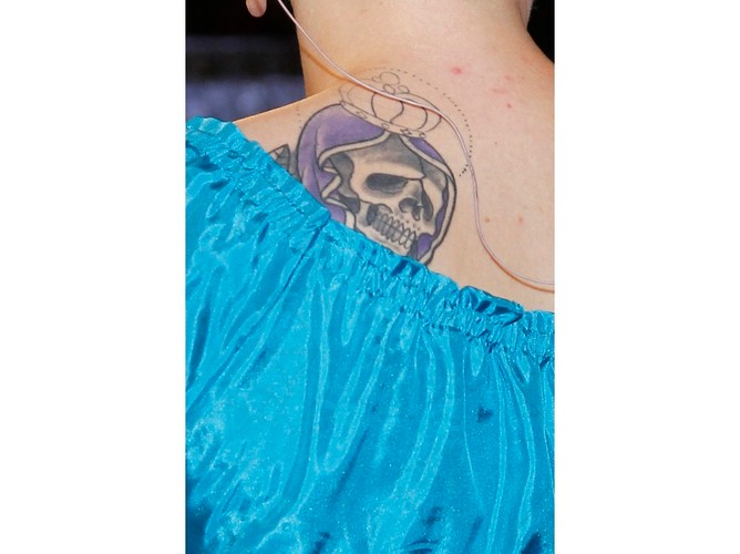 W dodatku spod sukienki widać było mało wyszukane tatuaże aktorki