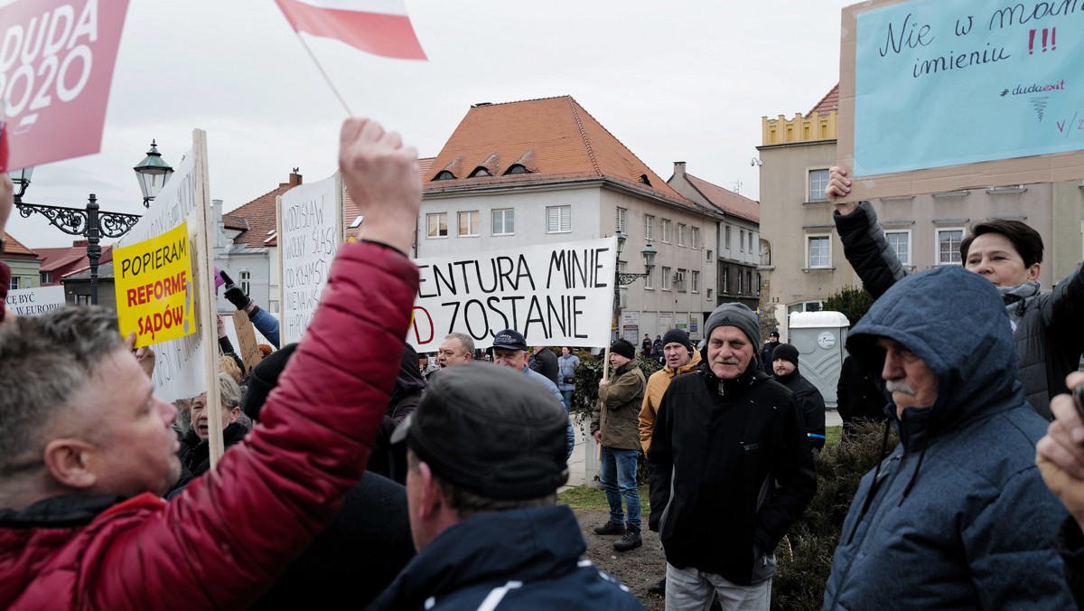 Podczas spotkania wyborczego w Wodzisławiu Śląskim z ubiegającym się o reelekcję prezydentem Andrzejem Dudą aktywna była kilkudziesięcioosobowa grupa jego przeciwników, otoczona przez policjantów. Doszło też do krótkich przepychanek – głównie słownych – między zwolennikami i przeciwnikami prezydenta.