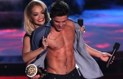 Naga klata Efrona, ciężarna Mila Kunis i Zrzędliwy Kot na MTV Movie Awards [ZDJĘCIA]