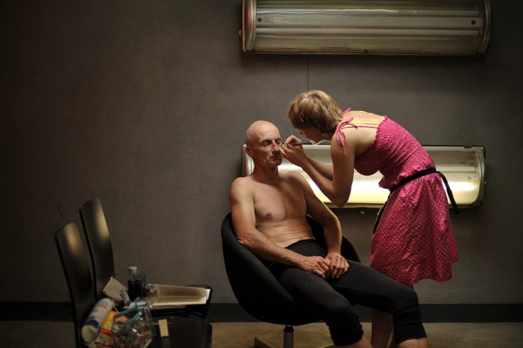 <strong>Deklaracja nieśmiertelności, reż. Marcin Koszałka</strong>
<br><br>
Doskonały dokumentalista Marcin Koszałka spotyka się z wyjątkowym jak na swoje czasy wspinaczem. „Deklaracja nieśmiertelności” to film o upływie czasu i przemijaniu, o walce z prawami biologii i zmaganiem się z destrukcją własnego ciała. Bohaterem filmu jest Piotr 