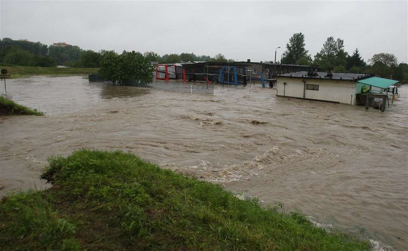 Woda przerwała wał w Krakowie