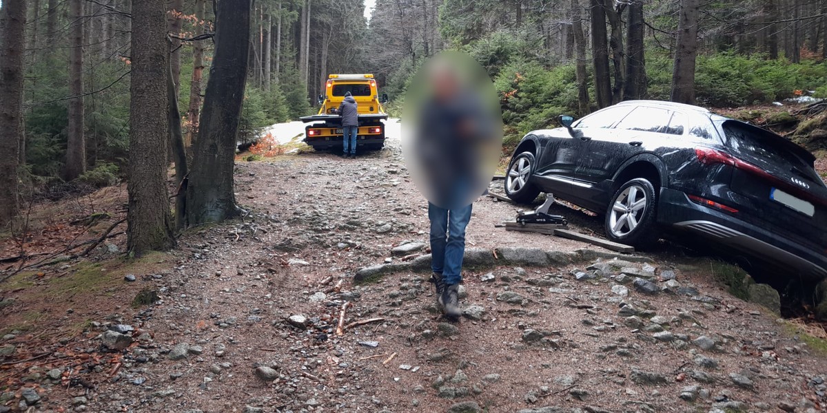 Kierowca z Niemiec wjechał na szlak parku narodowego i zawisł nad rowem. Zaufał nawigacji