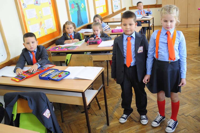 Fensi uniforme sa košuljama, kravatama...