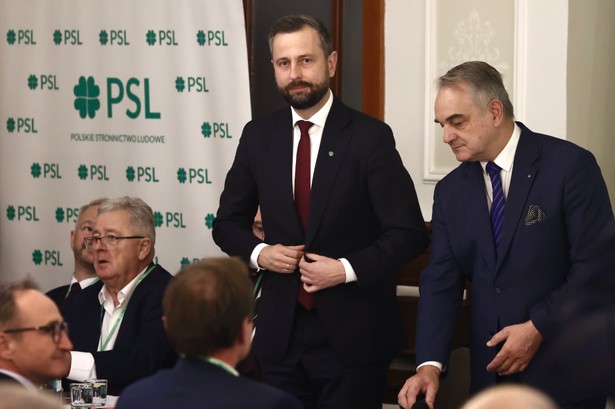 Prezes PSL Władysław Kosiniak-Kamysz (C) i przewodniczący Rady Naczelnej PSL Waldemar Pawlak (P)