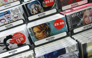 Spółka Lena Bławatnika kupuje Warnera za 3,3 mld dolarów