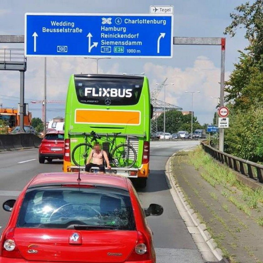 Niemcy: pasażer na gapę w autobusie Flixbusa. Półnagi i pijany