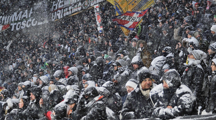 A szektorbezárás idejére gyerekekkel tölti fel a szektort a Juventus /Fotó: MTI/EPA/Alessandro Di Marco