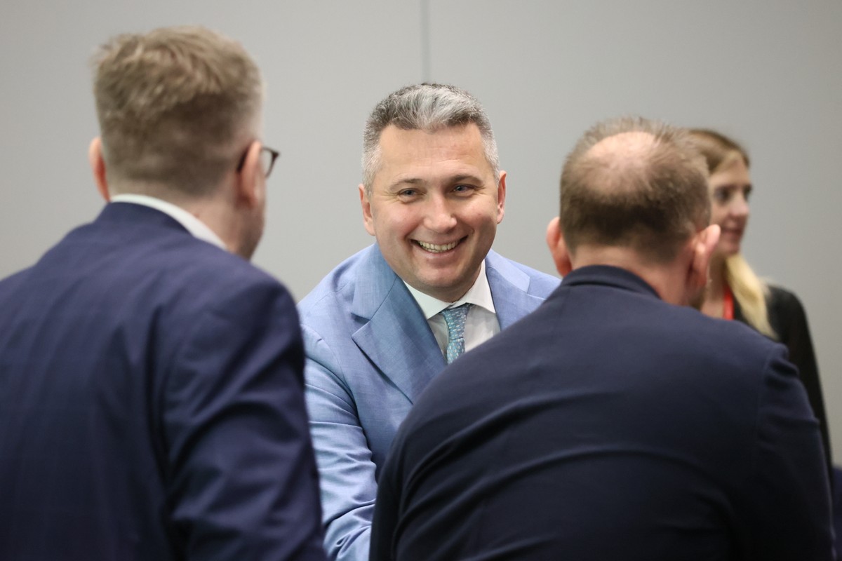 Prezes PKOl Radosław Piesiewicz (C) podczas walnego zjazdu sprawozdawczo-wyborczego Polskiego Związku Koszykówki w Warszawie
