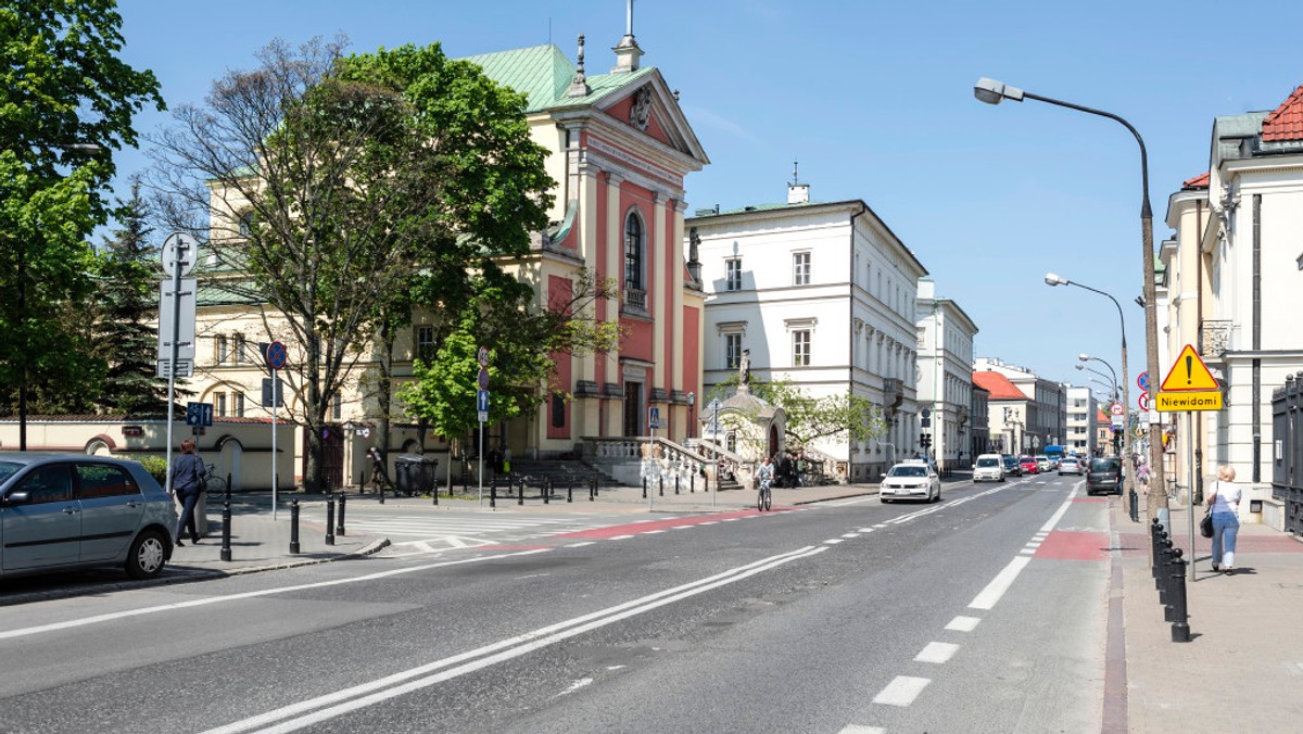 Na chodnikach i jezdni ułożone zostaną granitowe płyty, przebudowane będą skrzyżowania, pojawią się ozdobne słupy oświetleniowe. Ulica Miodowa i plac Krasińskich w Warszawie przejdą gruntowną modernizację, która upodobni je do Krakowskiego Przedmieścia. Stołeczny Ratusz podpisał właśnie umowę na wykonanie prac.