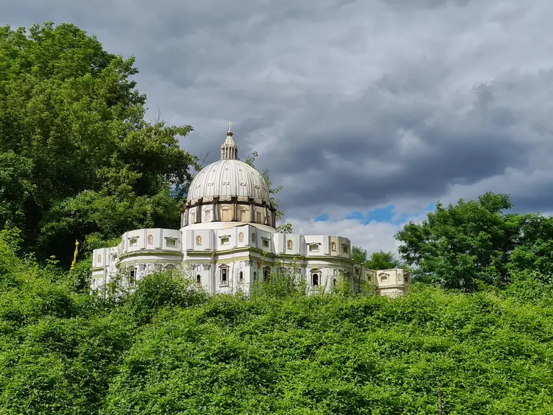 Obrośnięta chwastami miniatura Bazyliki Świętego Piotra w Rzymie