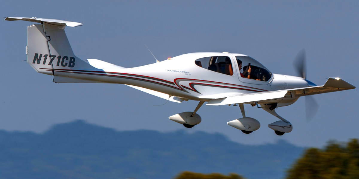 Diamond Aircraft DA 40 (N171CB) on approach to Palo Alto Airport (KPAO), Palo Alto, California, Unit
