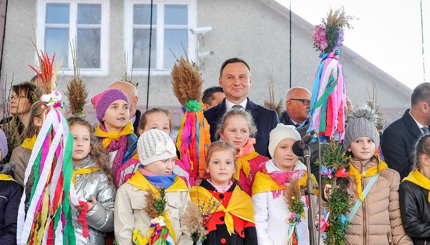 Komorowski słabnie, Duda zyskuje