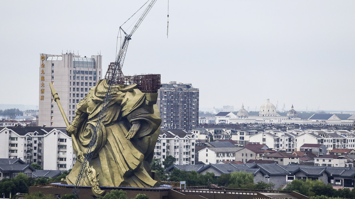 Chiny. Posąg chińskiego boga za 26 mln dol. nie spodobał się mieszkańcom