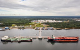 atak dronów na rosyjski port. uszkodzony rurociąg blisko granicy z finlandią