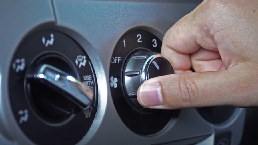 Ako správne používať vykurovanie v aute počas zimy. Väčšina vodičov to robí zle. 