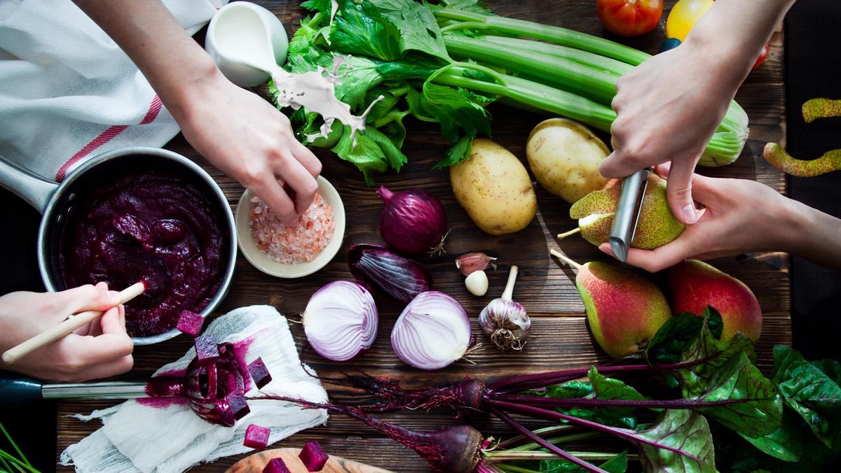 weganizm, kuchnia, gotowanie, warzywa, stół, potrawy, vege bistro