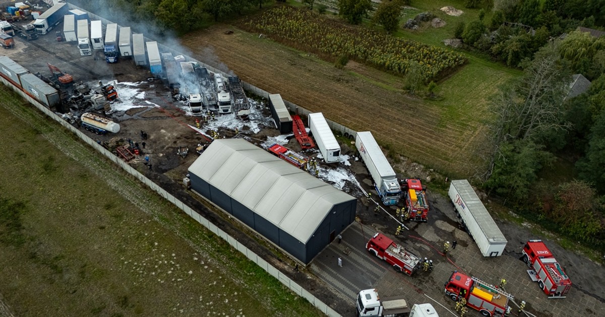 Ciężarówki płonęły jedna za drugą. Zdjęcia naprawdę przerażają. Dramat na Mazowszu