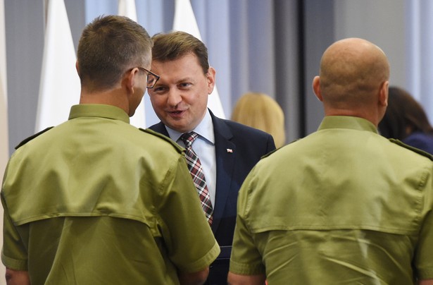 Minister spraw wewnętrznych Mariusz Błaszczak wyróżnił 24 bm. w Warszawie funkcjonariuszy Straży Granicznej, którzy brali udział w operacji rozbicia zorganizowanej grupy przestępczej zajmującej się przemytem narkotyków