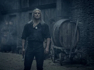 Serial Wiedźmin można oglądać na Netfliksie. W rolę Geralta z Rivii wcielił się Henry Cavill.