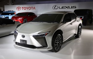 Co czwarte nowe auto ma silnik elektryczny. Toyota i Lexus ruszają z ofensywą