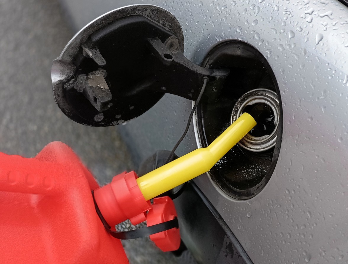 Pravidelný servis a údržba palivovej sústavy v roku 2026 vylučuje používanie starého benzínu z domácich zásob. Odborníci odporúčajú používať stabilizátory paliva len pri dlhodobom odstavení vozidla. 