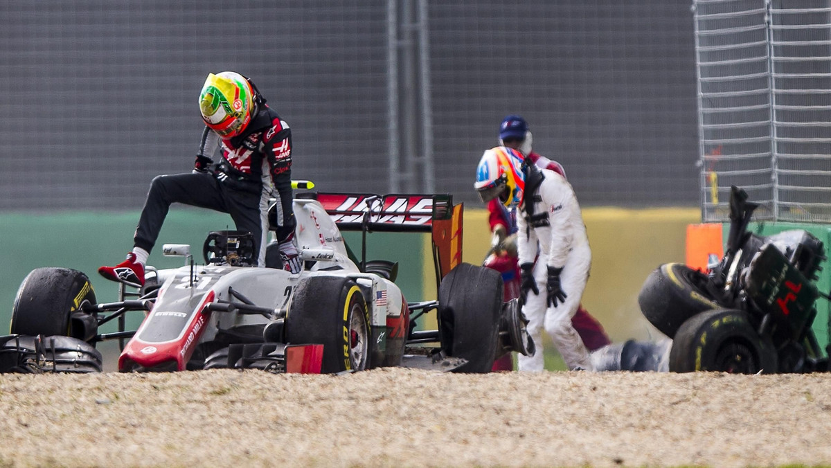 Dramatycznie wyglądający wypadek hiszpańskiego kierowcy McLarena z 18. okrążenia wyścigu o Grand Prix Australii przywołał wspomnienia z tragicznej kraksy Julesa Bianchiego. Na szczęście po kontakcie z autem Estebana Gutierreza z ekipy Haasa i strasznym uderzeniu okazało się, że Fernando Alonso nie ucierpiał.
