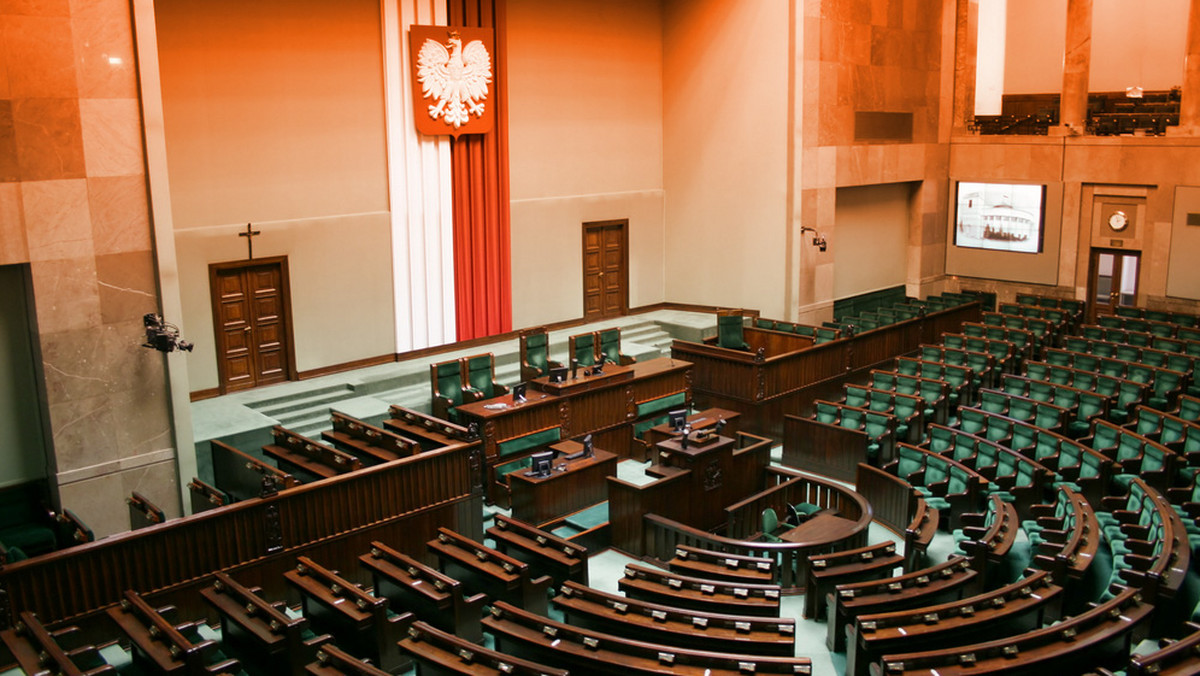 Gdyby wybory parlamentarne odbywały się w lutym, na PiS zagłosowałoby 43 proc. deklarujących udział w głosowaniu, PO uzyskałaby 17 proc. poparcia, do Sejmu weszłyby też Kukiz'15 (7 proc.) i Nowoczesna (5 proc.) – wynika z sondażu CBOS.