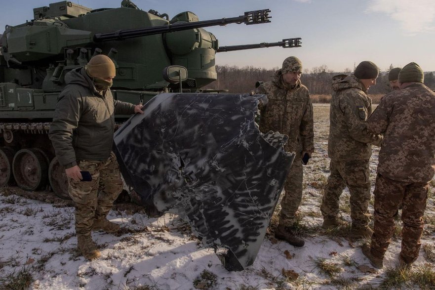 Echipajul ucrainean al unui vehicul de artilerie antiaeriană Gepard prezintă un fragment din Shahidul rusesc pe care l-au doborât.