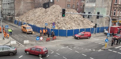 Kto sprzątnie górę gruzu po kamienicy?