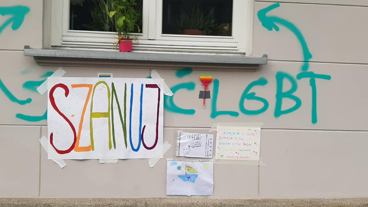 Wyrazy wsparcia od Warszawiaków pod oknem zaatakowanej pary LGBT