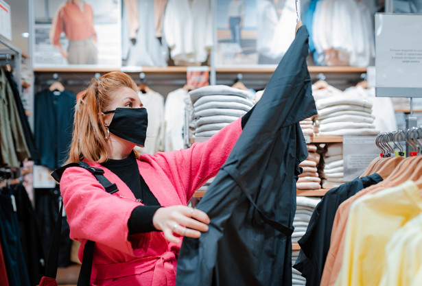 W lutym sklepy odzieżowe utrzymywały poziom sprzedaży sprzed pandemii