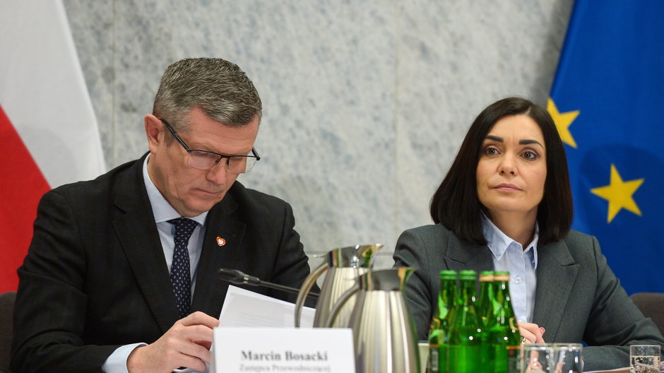 Przewodnicząca komisji, posłanka Trzeciej Drogi Magdalena Sroka i jej zastępca poseł KO Marcin Bosacki podczas posiedzenia komisji śledczej ds. Pegasusa