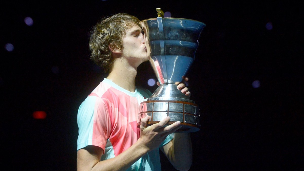 19-letni Alexander Zverev został w niedzielę najmłodszym triumfatorem turnieju ATP Tour w tym sezonie. W finale w Sankt Petersburgu Niemiec pokonał Stana Wawrinkę 6:2, 3:6, 7:5. - On w pełni zasłużył na to zwycięstwo - powiedział po meczu triumfator US Open.