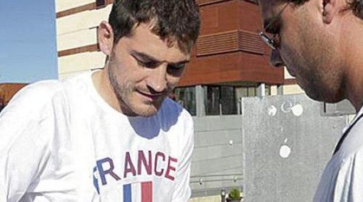 Iker Casillas francia pólót húzott