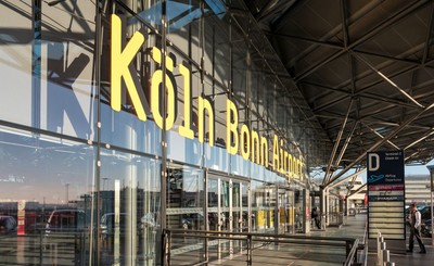 Strefa wolna od fajerwerków. Opiekunowie psów spędzają sylwestra na lotnisku