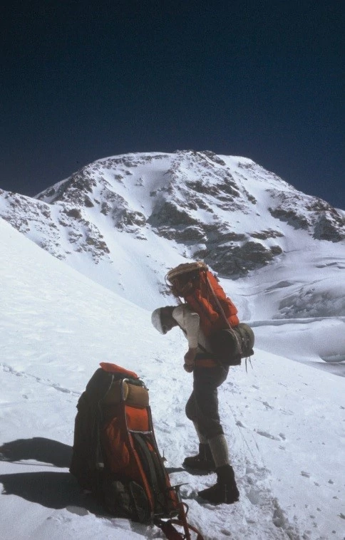 Marek Głogoczowski pod szczytem Mt McKimley (dziś Denali) na Alasce w 1970