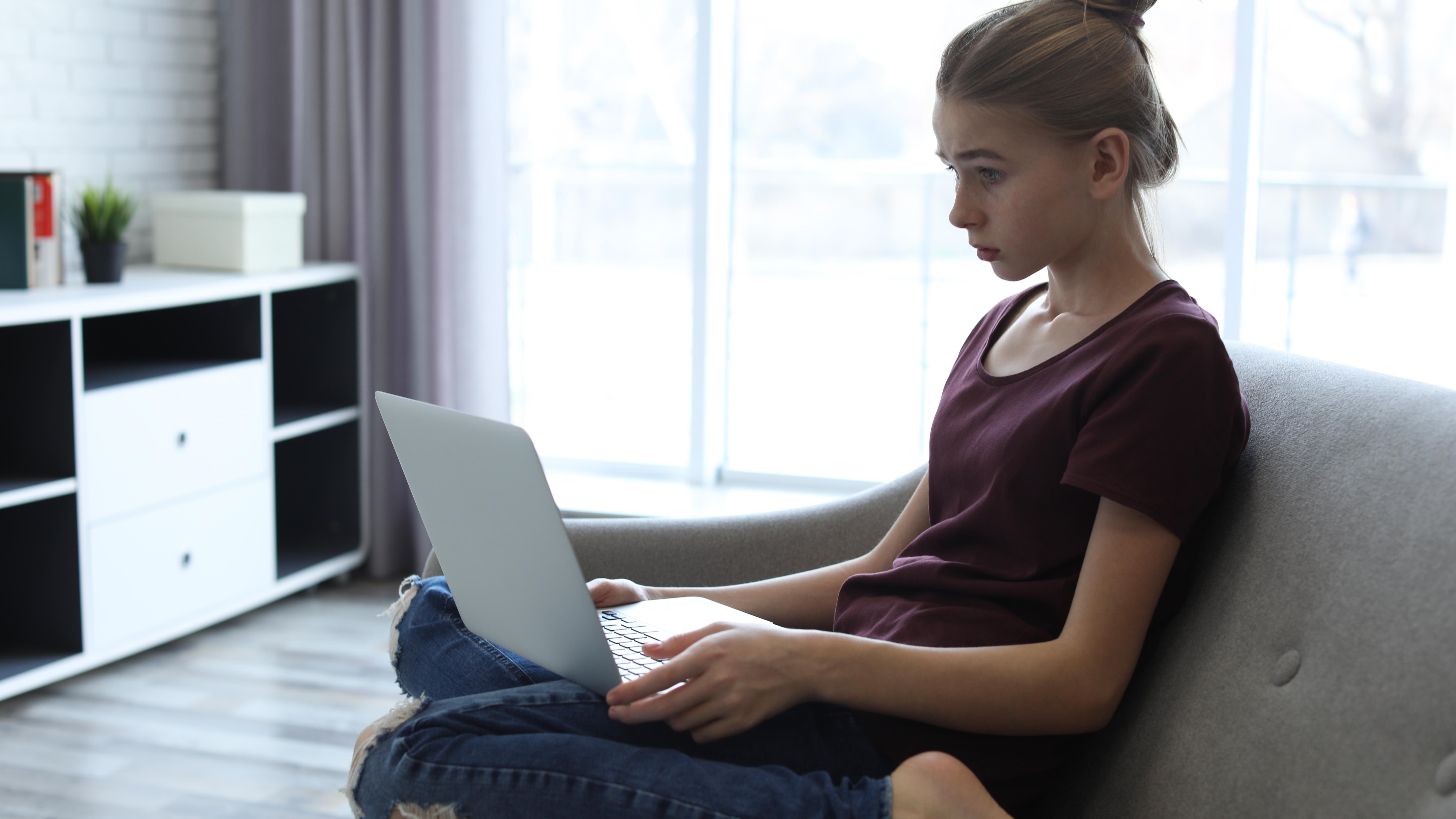 Девочка подросток с ноутбуком