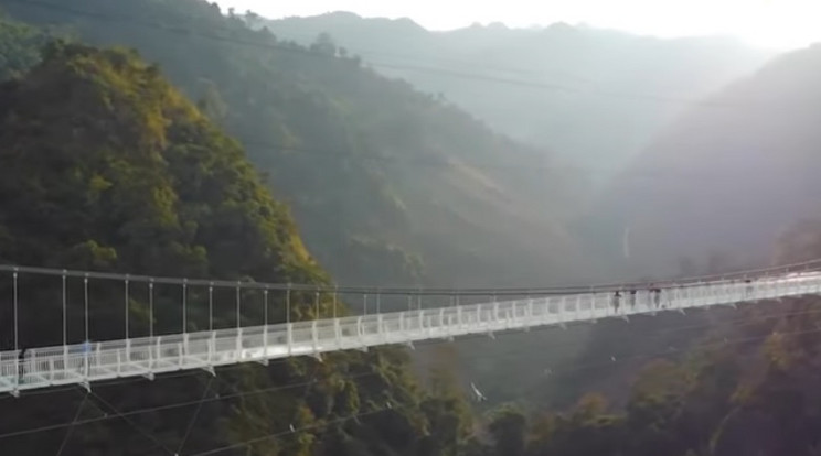 A Fehér Sárkány névre keresztelt híd lélegzetelállító látványt nyújt a körülötte húzódó völgy közepén / Fotó: Youtube