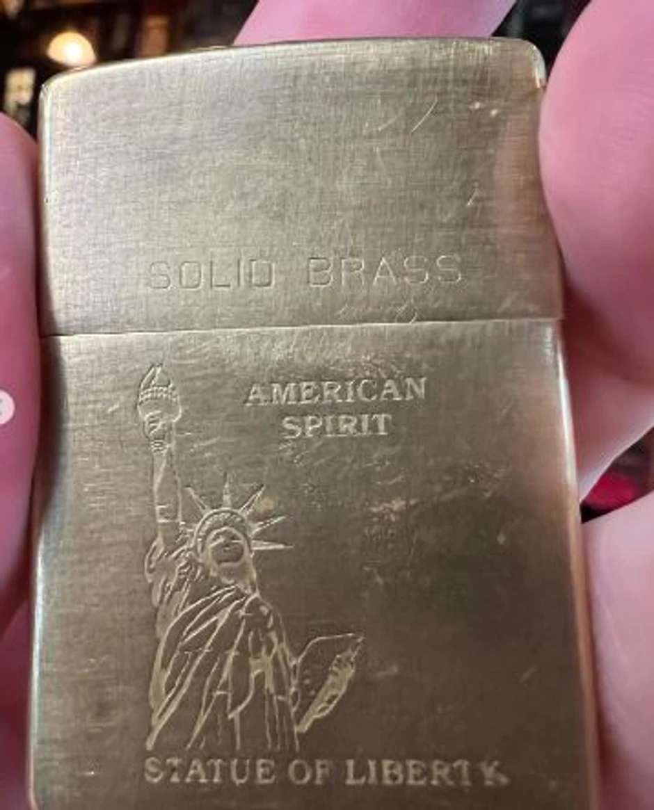 Zipo upaljač gravura na poleđini