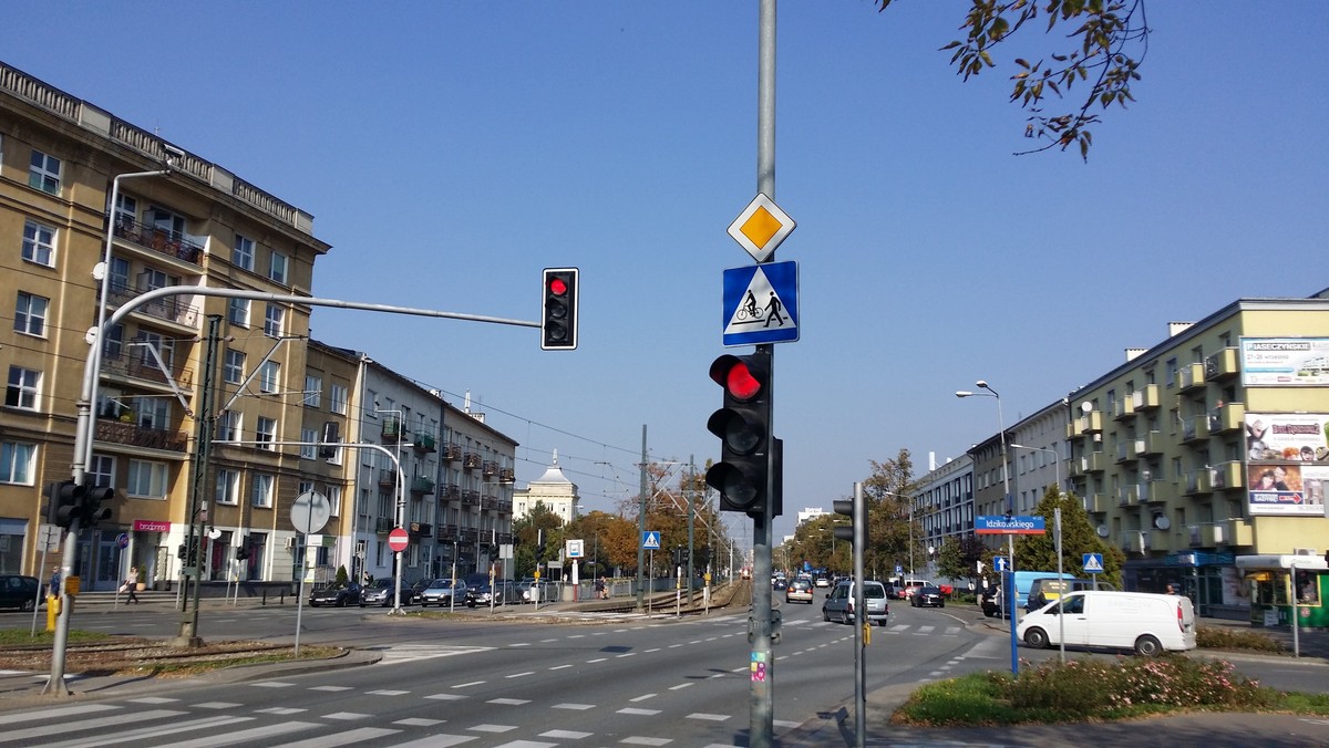 Puławska, Radzymińska, Modlińska. Co łączy te ulice? Na pewno jedno - jeżdżąc po nich zgodnie z przepisami, często trafiamy na czerwoną falę. Pokonanie w niedzielny wieczór trzech kilometrów Puławskiej, wiązało się z zatrzymaniem na dziesięciu czerwonych światłach. Tylko w nielicznych miejscach udało się przejechać na zielonym.