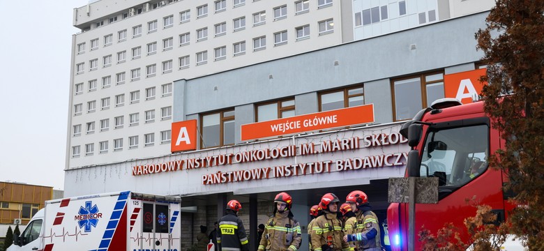 Ewakuacja w Narodowym Instytucie Onkologii w Warszawie. Służby na miejscu